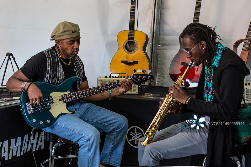 在雅马哈展位查看乐器——加利福尼亚州蒙特雷爵士音乐节60周年图片素材