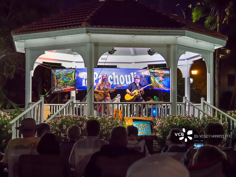 佛罗里达州威尼斯凉亭的夜间音乐会图片素材