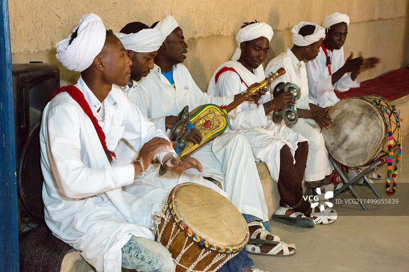 摩洛哥梅尔祖卡格纳瓦音乐家演奏鼓、卡拉克布和金布里琴图片素材