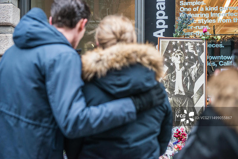 大卫·鲍威纪念：纽约住所外的纪念图片素材