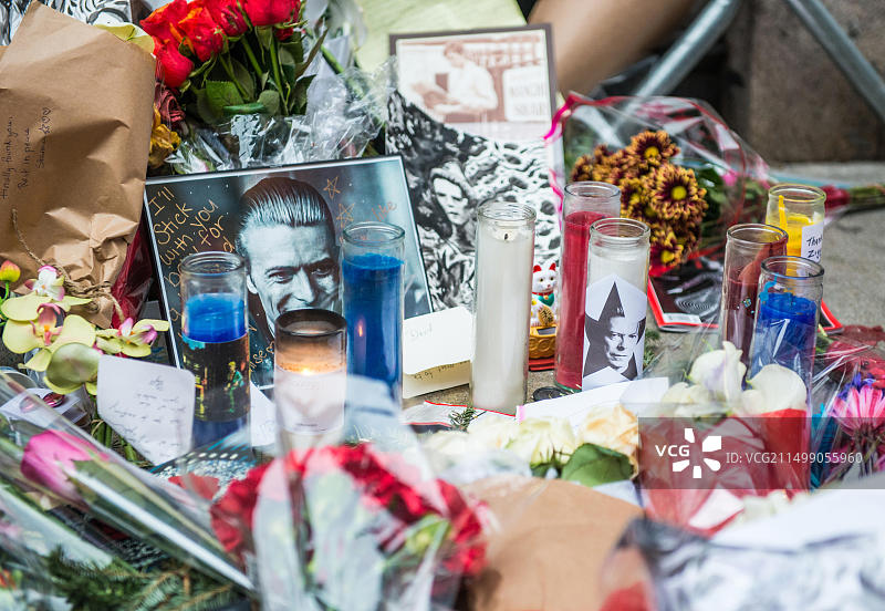 大卫·鲍威纪念：纽约住所外的纪念图片素材