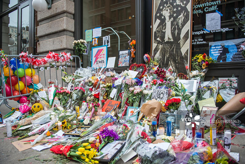 大卫·鲍威纪念：纽约住所外的纪念图片素材