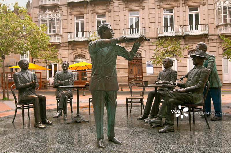 西班牙加利西亚蓬特韦德拉的雕塑群“La Tertulia”图片素材