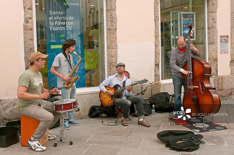 西班牙加利西亚自治区拉科鲁尼亚的街头音乐家图片素材