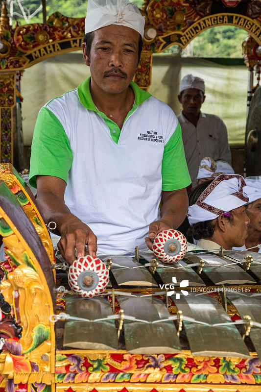 印度尼西亚巴厘岛Jatiluwih的甘美兰管弦乐队中的Metallophone（Jegogan）演奏者，Luhur Bhujangga Waisnawa印度教寺庙图片素材