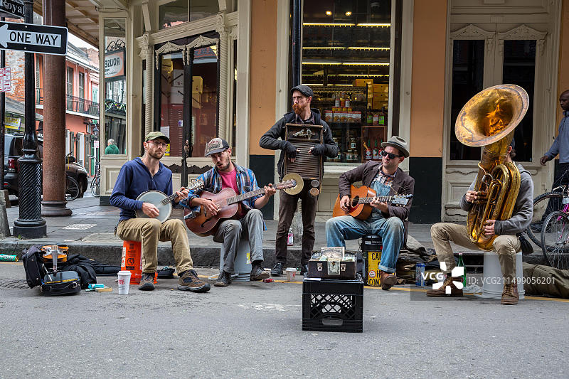 路易斯安那州新奥尔良法国区，皇家街的街头音乐表演图片素材