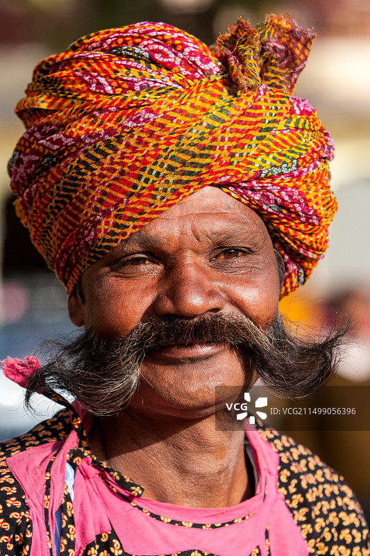 印度拉贾斯坦邦斋浦尔城市宫殿的婚礼招待会上的小号手图片素材