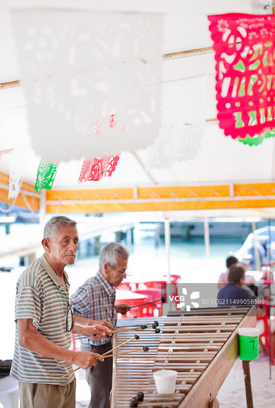 男人在墨西哥女人岛码头附近的Minino海鲜餐厅演奏木琴图片素材