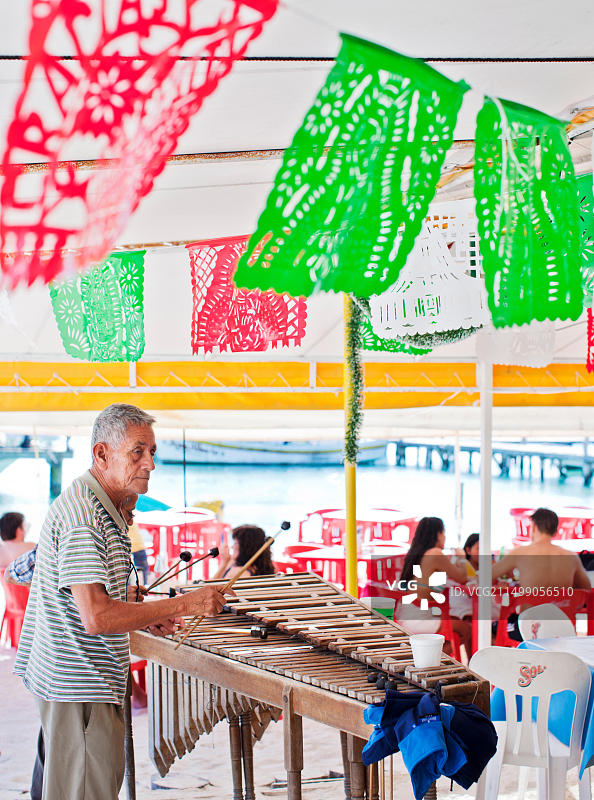 男人在墨西哥餐厅演奏木琴图片素材