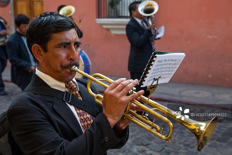 危地马拉安提瓜岛，行进乐队中的小号手，圣周图片素材