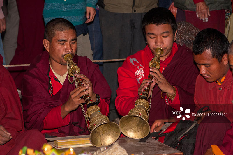 尼泊尔博德纳特：演奏西藏簧管乐器的佛教僧侣音乐家图片素材