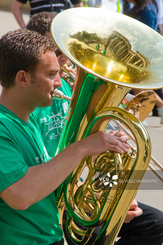 在户外夏季音乐会上演奏的号手图片素材