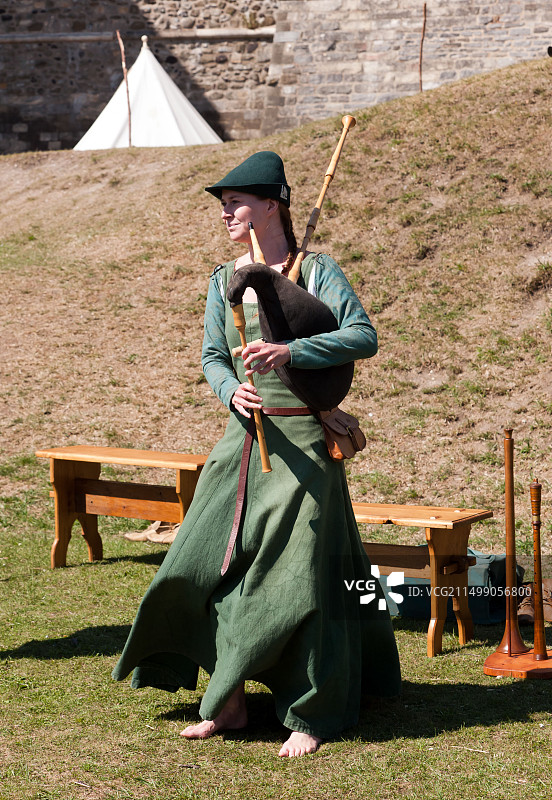 在多佛城堡穿着中世纪服装吹风笛的女人图片素材