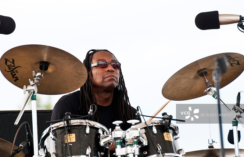 在白色背景下打鼓的黑人鼓手图片素材