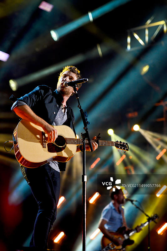 在舞台上弹吉他的音乐家图片素材