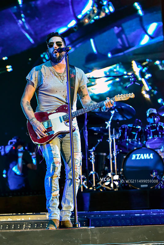 2019年4月28日，加利福尼亚州印第奥，老自治领乐队的马修·拉姆齐在舞台上为科切拉音乐节充满活力的观众表演图片素材