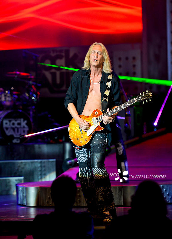 拉斯维加斯舞台上弹吉他的杰森·博伊尔斯顿图片素材