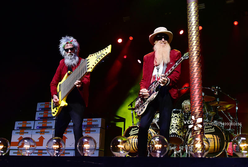 ZZ Top乐队的Billy Gibbons和Elwood Francis在2023年加州印第奥的Stagecoach音乐节上表演图片素材