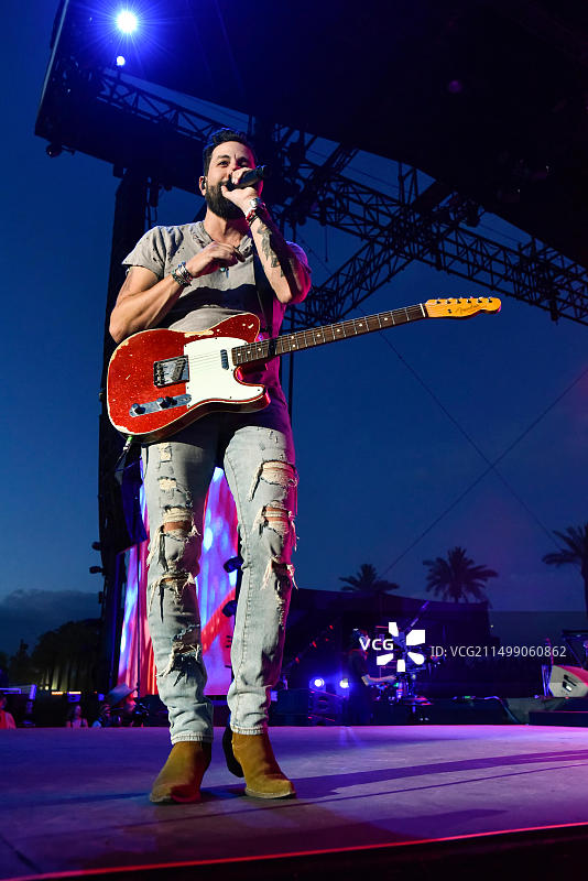 2019年4月28日，加利福尼亚州印第奥，老自治领乐队的马修·拉姆齐在舞台上为科切拉音乐节充满活力的观众表演图片素材