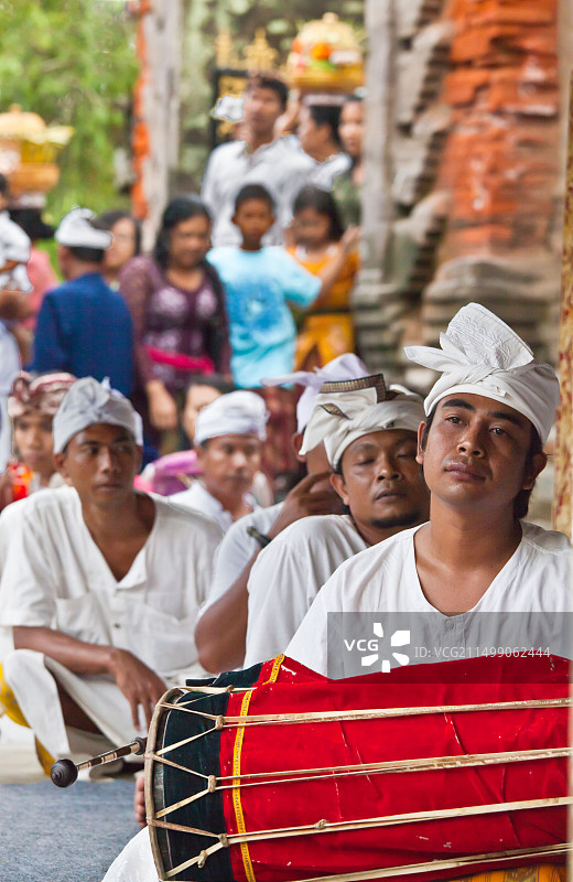 在印尼巴厘岛淡帕西林，音乐家在蒂尔塔埃普寺庙演奏传统鼓图片素材