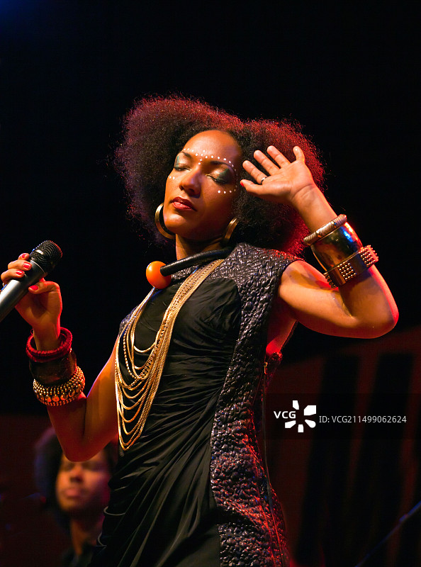 CELIA FAUSSART在吉米·莱昂斯舞台上演唱，2010年蒙特雷爵士音乐节，加利福尼亚州图片素材