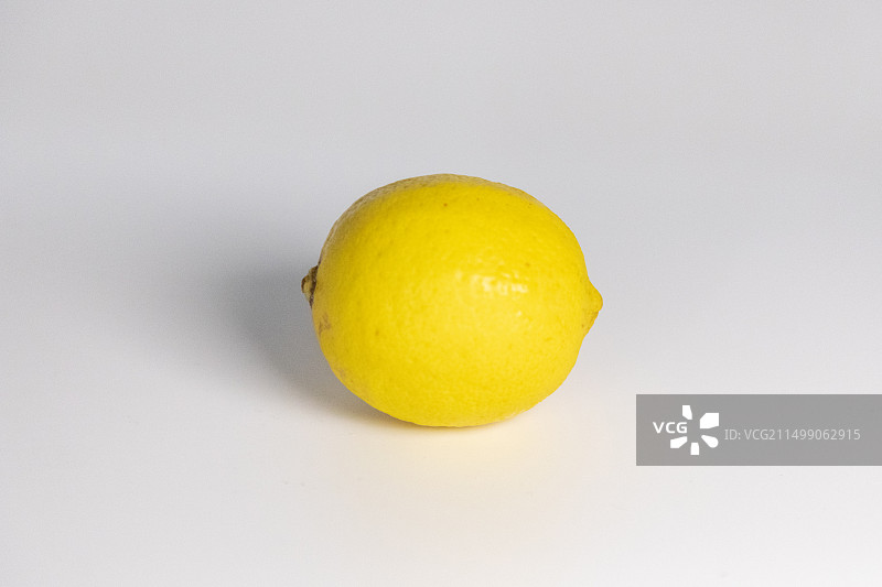 白色背景与一只柠檬图片素材