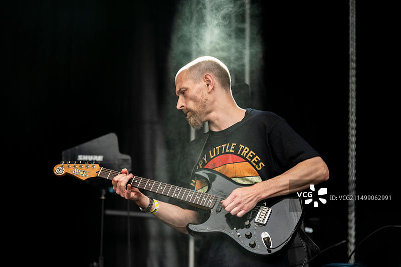 在英国埃塞克斯郡滨海绍森德加龙公园音乐节上表演的乐队，左撇子吉他手演奏电吉他图片素材