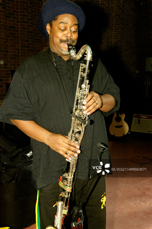 考特尼·派恩在英国南安普顿特纳西姆斯音乐厅的试音期间演奏低音单簧管图片素材