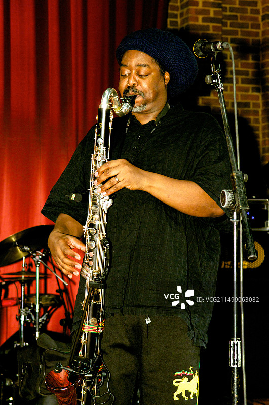 考特尼·派恩在英国南安普顿特纳西姆斯音乐厅的试音期间演奏低音单簧管图片素材