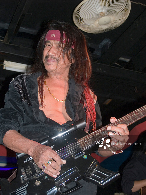 摇滚吉他手林·莫里森在泰国曼谷演出图片素材