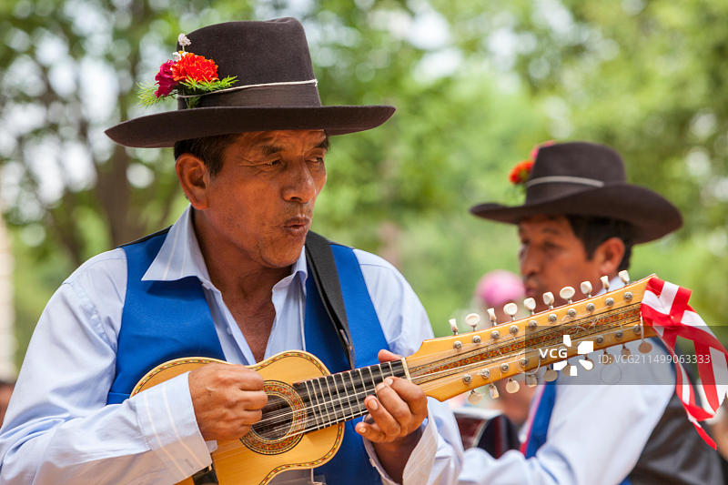 在萨拉瓦哈舞中演奏查朗戈琴的音乐人图片素材