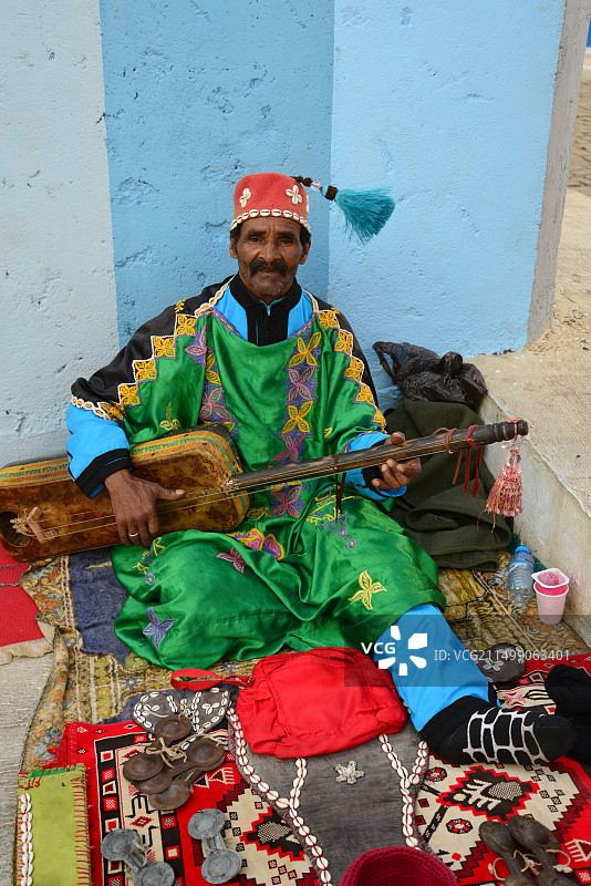 格纳瓦音乐家与金布里琴，乌达雅堡，拉巴特，摩洛哥王国图片素材
