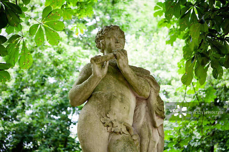 在德国诺德基兴护城河宫殿演奏长笛的福纳斯雕塑图片素材