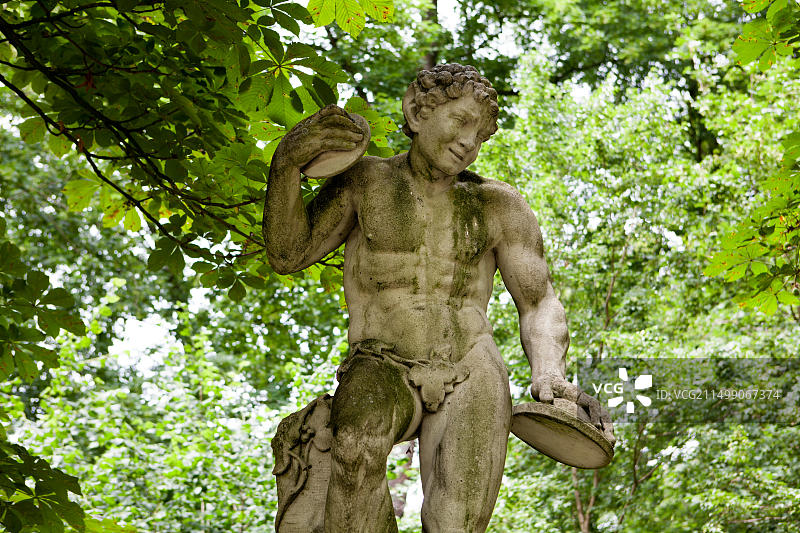 在德国 Nordkirchen 水上宫殿演奏铙钹的 Faun雕塑图片素材