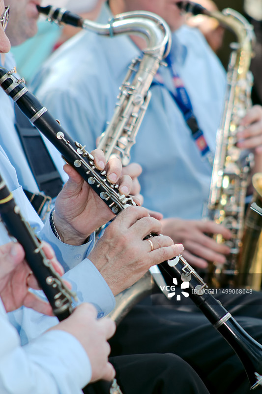 演奏单簧管的音乐家图片素材