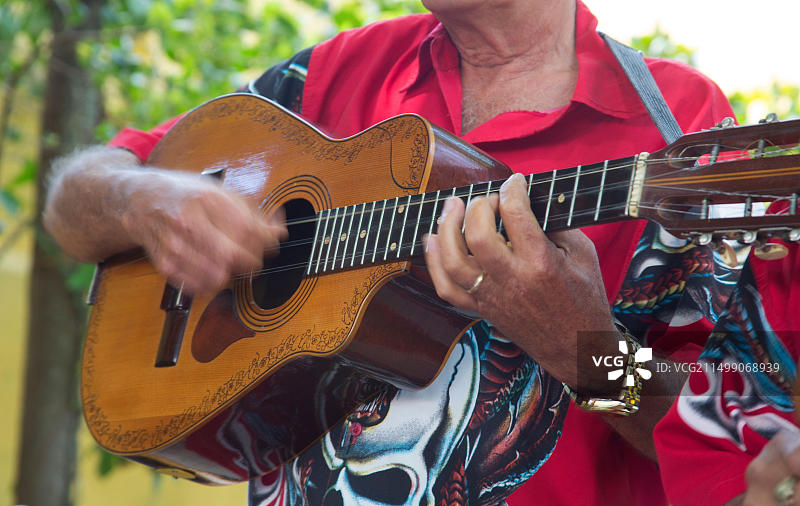 在古巴卡马圭，音乐家弹吉他的特写镜头图片素材