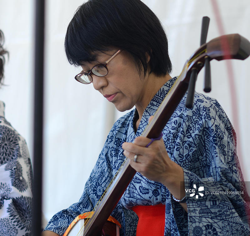 落基山三重奏的音乐家演奏三味线图片素材