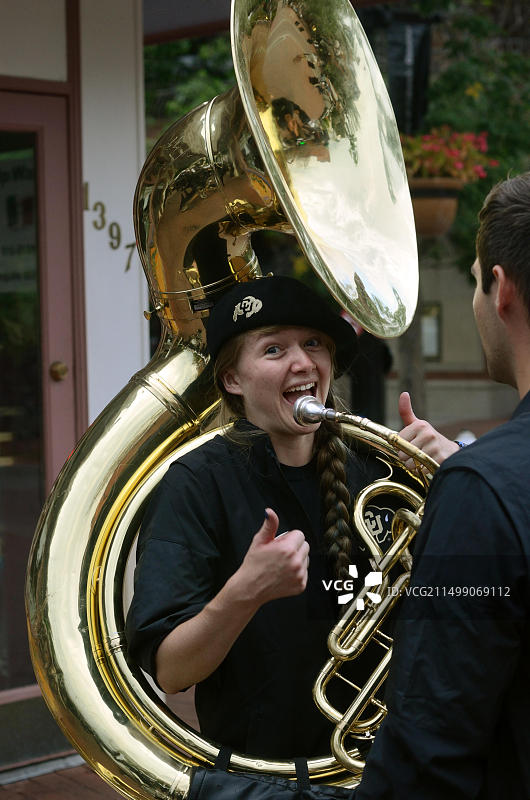 科罗拉多大学行进乐队的音乐家在“野牛踩踏”活动中图片素材