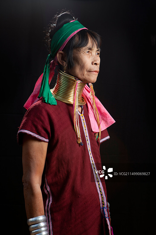 泰国清莱府长颈族女音乐人图片素材