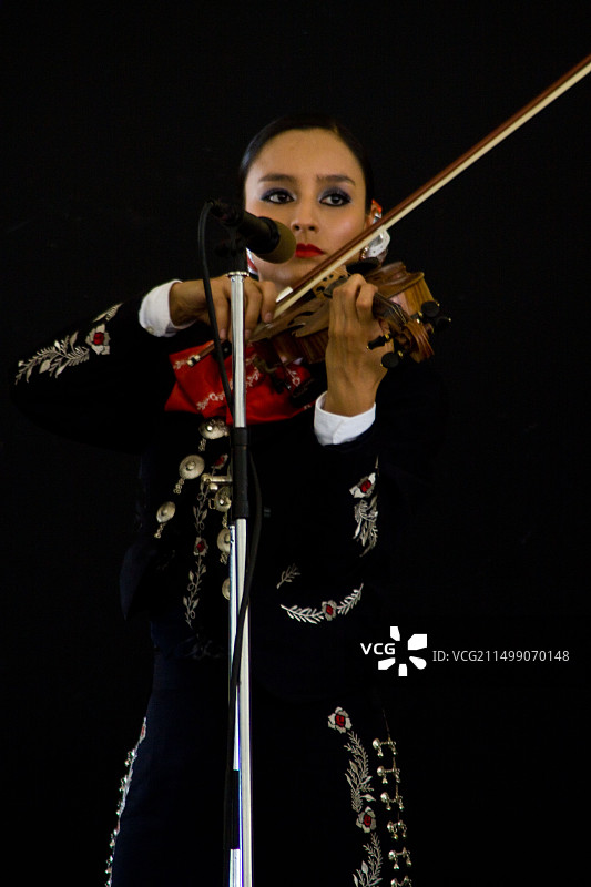 德克萨斯大学泛美分校阿兹特兰墨西哥流浪乐队乐手在2012年史密森民俗节上表演图片素材