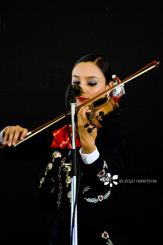 德克萨斯大学泛美分校阿兹特兰墨西哥流浪乐队乐手在2012年史密森民俗节上表演图片素材