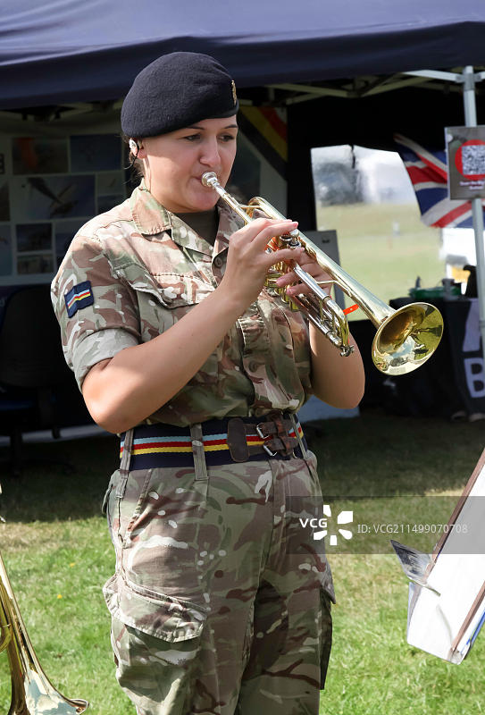 英国皇家陆军音乐团女音乐家在2023年英国汽车展上娱乐人群特写图片素材
