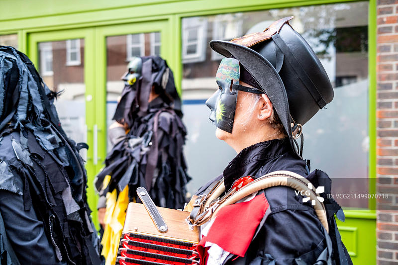 在英国东萨塞克斯郡刘易斯高街的苏塞克斯舞蹈日活动中演奏音乐的莫里斯舞乐师图片素材