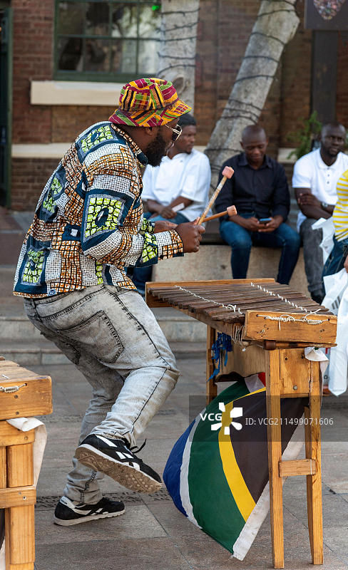 南非开普敦街头音乐家演奏木琴图片素材