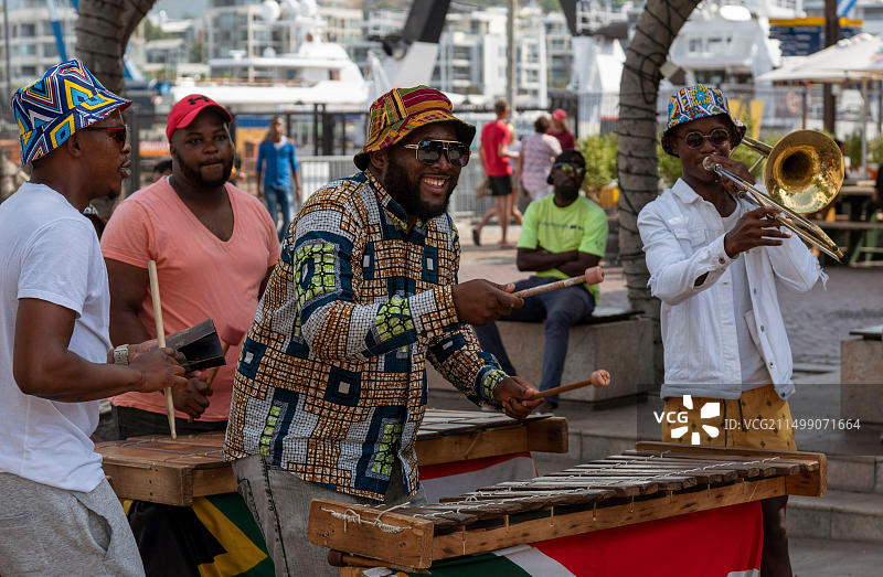 南非开普敦街头音乐家演奏木琴图片素材