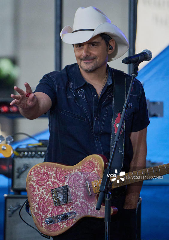 布拉德·佩斯利在NBC“今日”秀洛克菲勒广场演唱会系列上表演图片素材