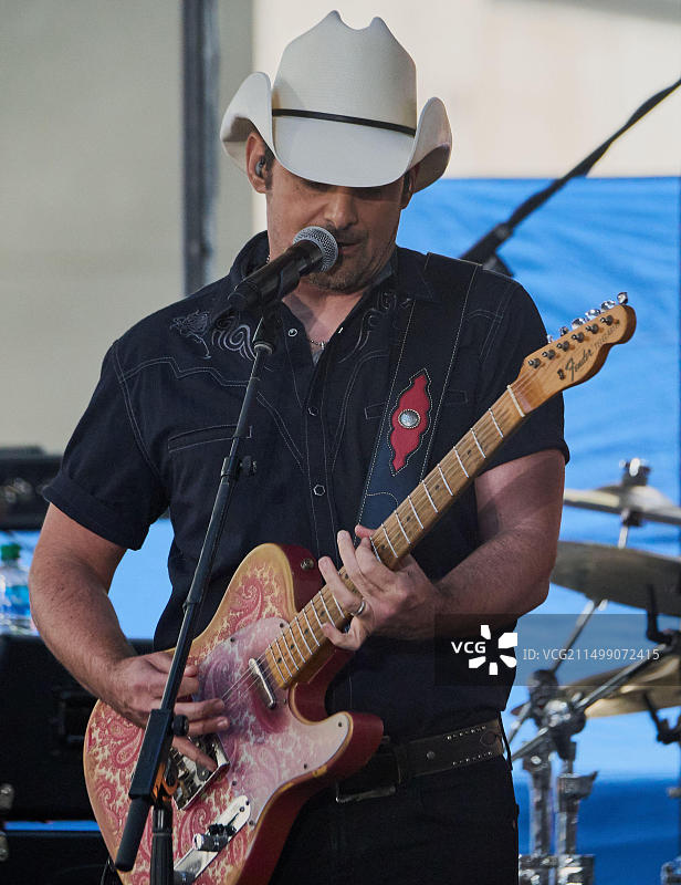 布拉德·佩斯利在NBC“今日”秀洛克菲勒广场演唱会系列上表演图片素材