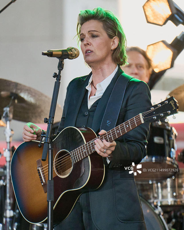 美国纽约，2022年9月2日：布兰迪·卡莉在NBC“今日”节目洛克菲勒广场音乐会上表演图片素材