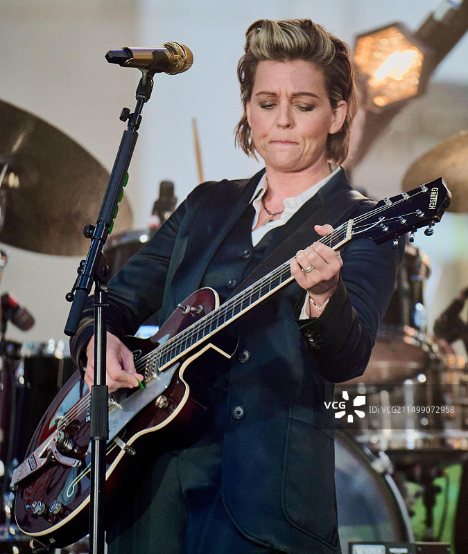 美国纽约，2022年9月2日：布兰迪·卡莉在NBC“今日”节目洛克菲勒广场音乐会上表演图片素材