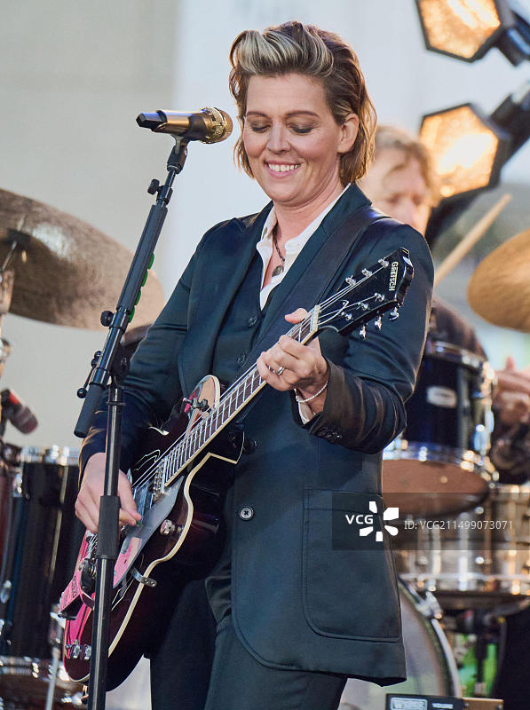美国纽约，2022年9月2日：布兰迪·卡莉在NBC“今日”节目洛克菲勒广场音乐会上表演图片素材
